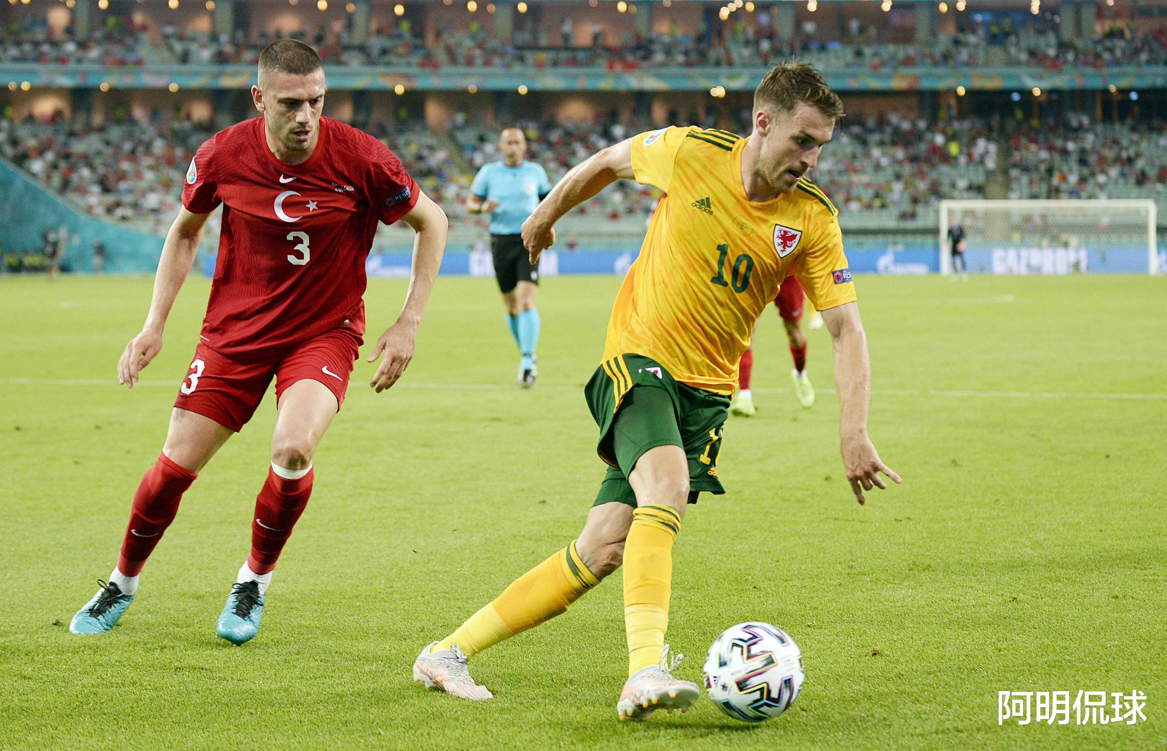 包含冰岛主场遭逆转，小组出线前景蒙阴霾的词条