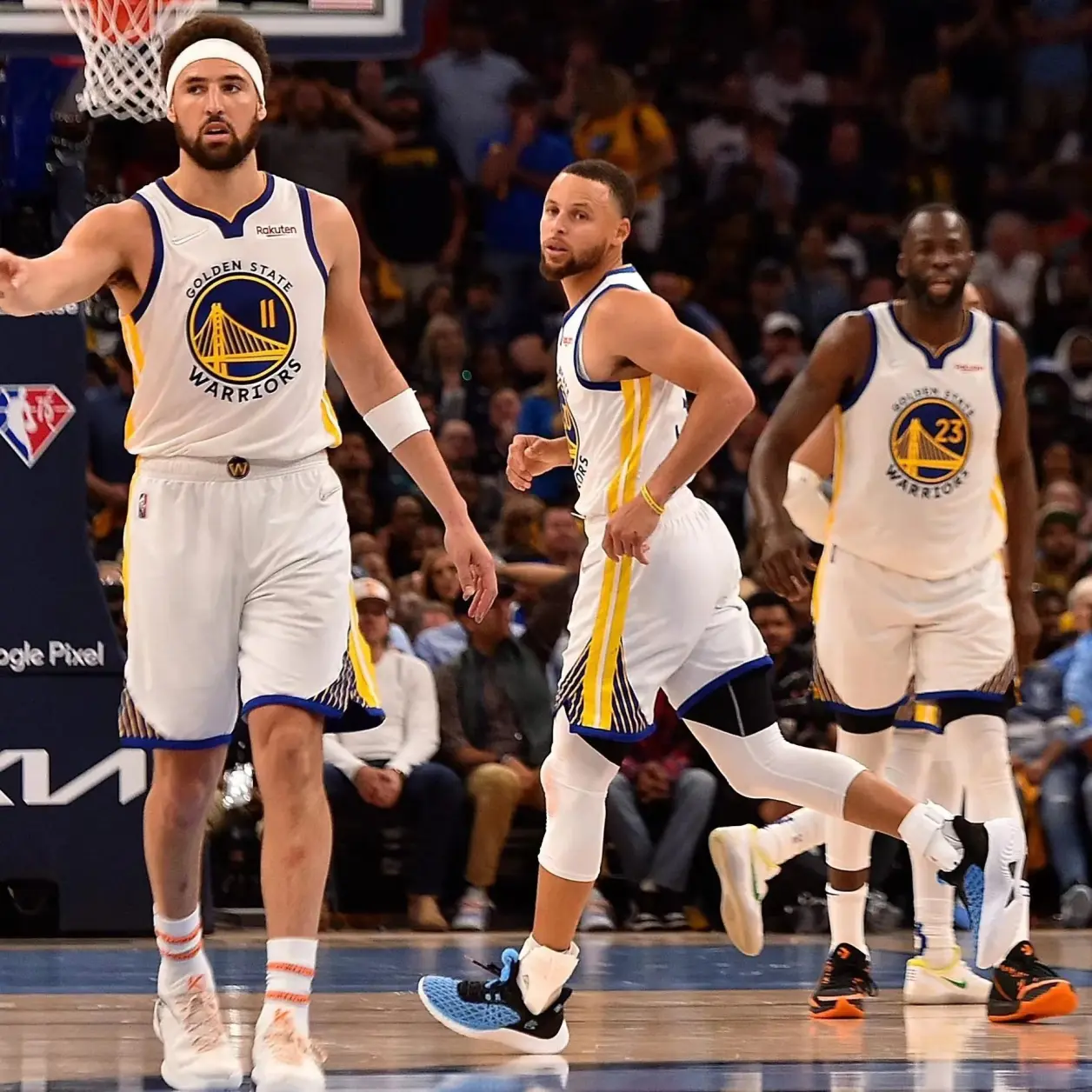 爵士队员士气高涨，势不可挡向前突进的简单介绍