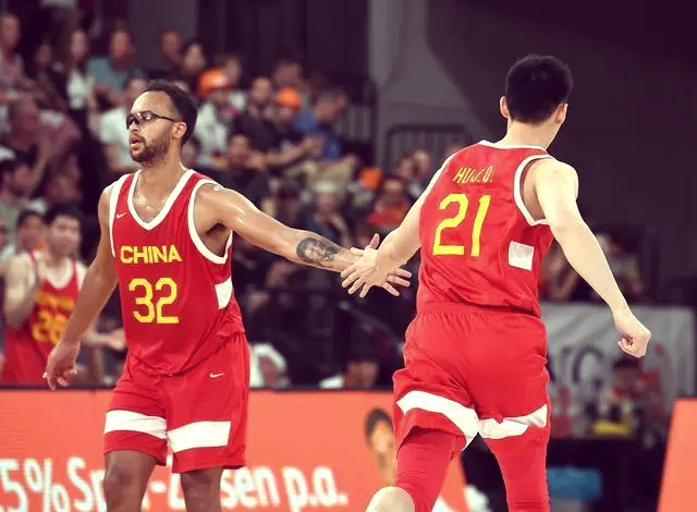 加拿大男篮闪耀赛场，巴西队遇困