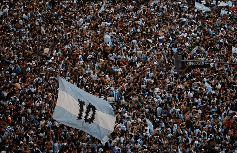 关于球迷们热议最近比赛中的亮点和争议点,展开讨论的信息 关于球迷们热议最近比赛中的亮点和争议点,展开讨论的信息