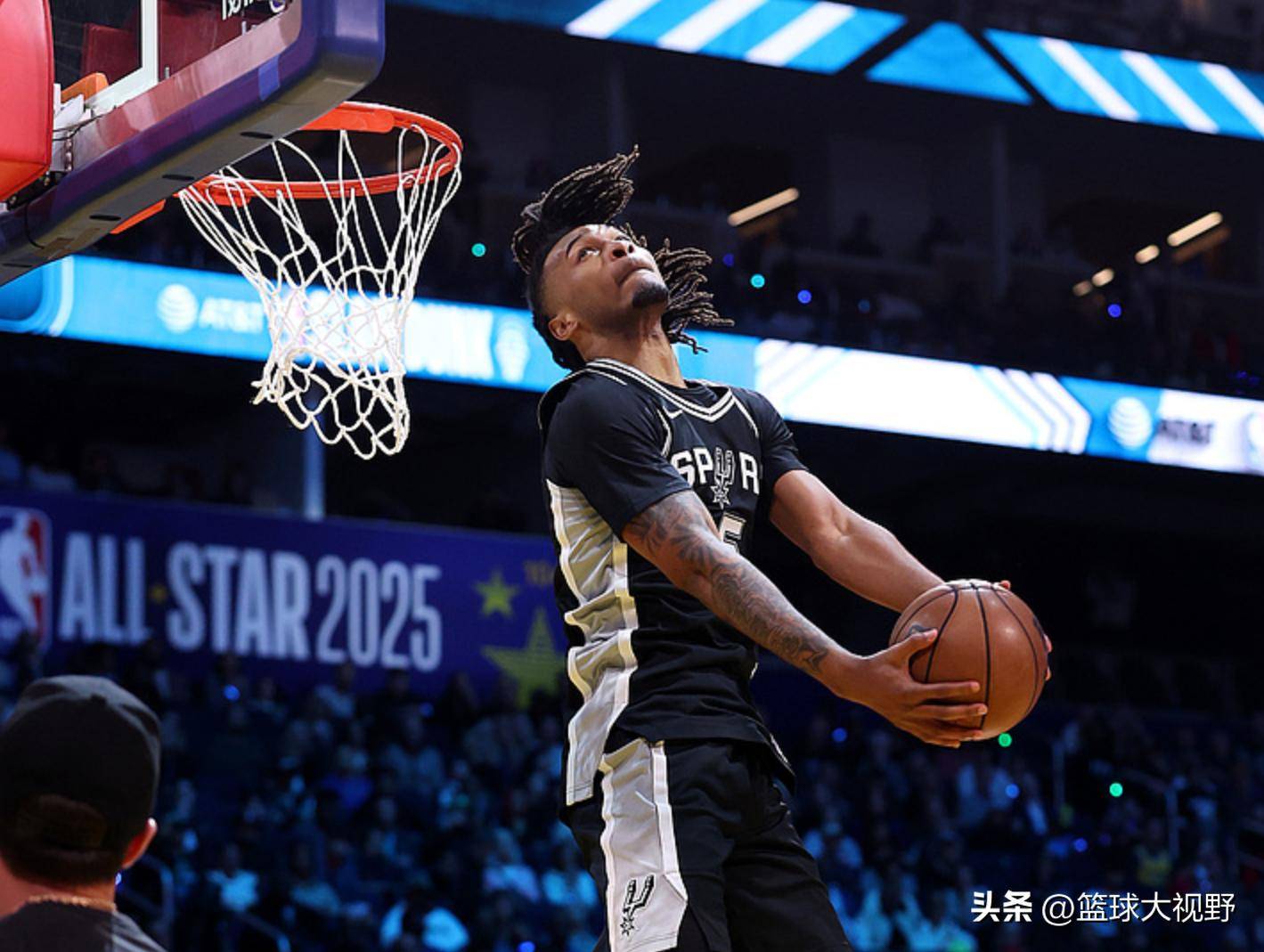 九游体育直播-男篮职业联赛中球员的技惊四座扣篮表演