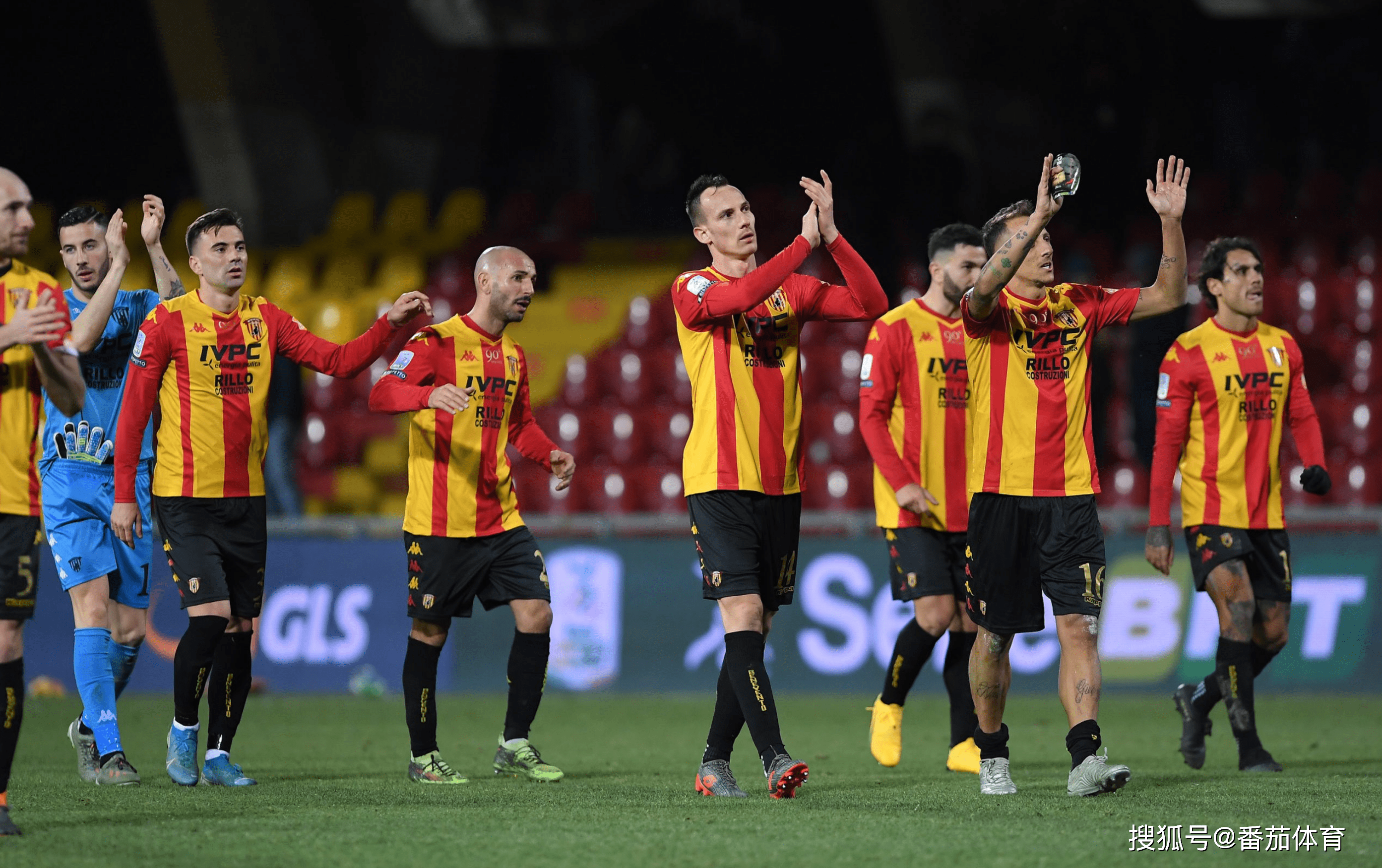 包含AC米兰客场大胜切沃，继续保持不败战绩的词条