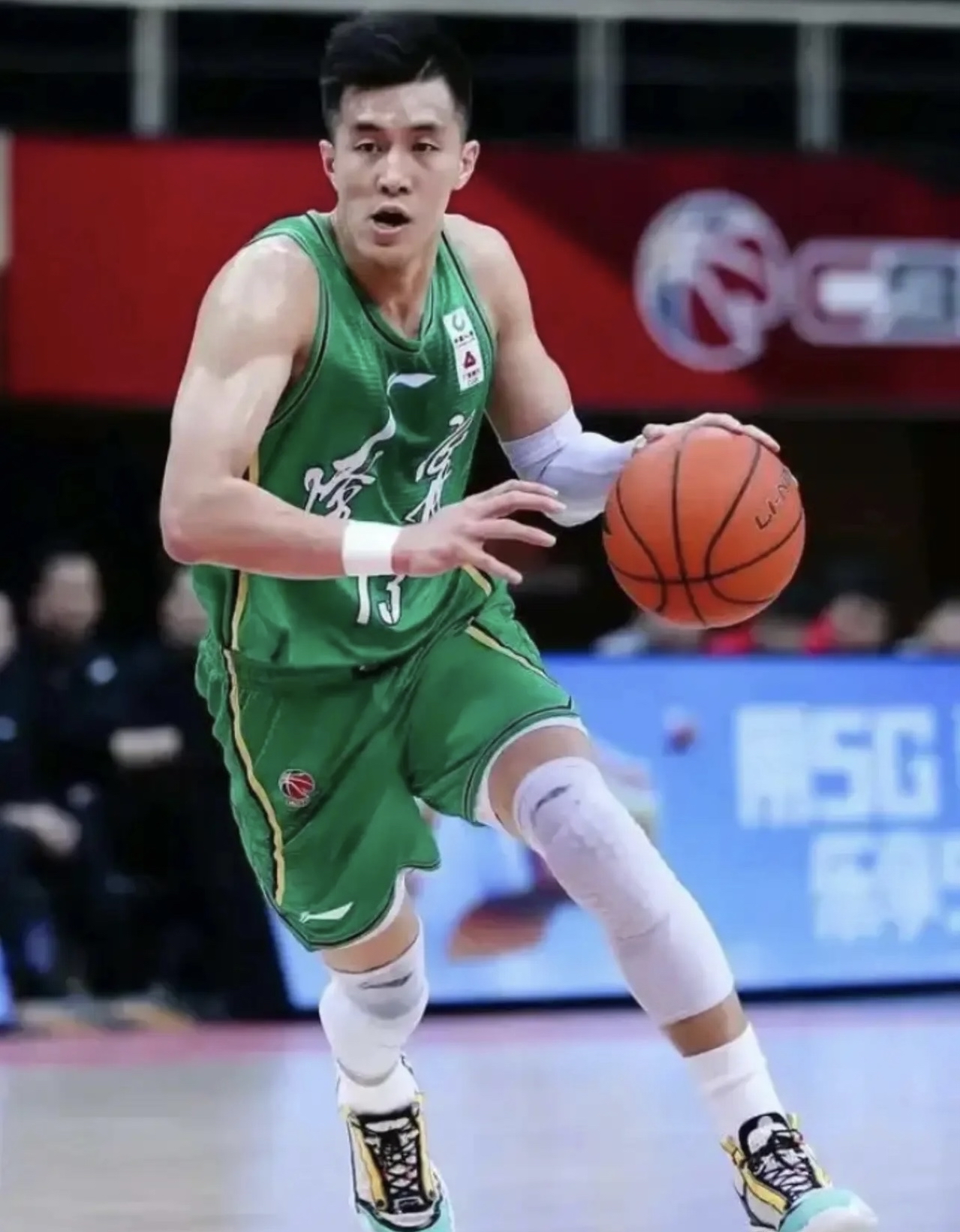 职业篮球比赛中球员的表现备受赞誉