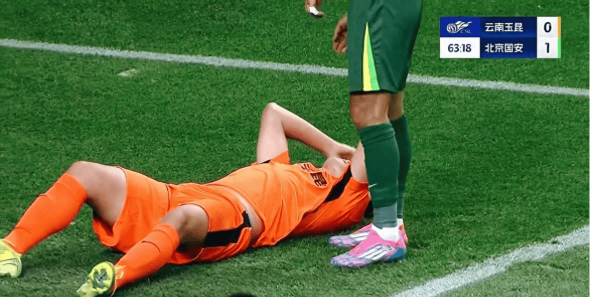 九游娱乐官方网站-后卫因红牌遭遇停赛，球队士气受挫