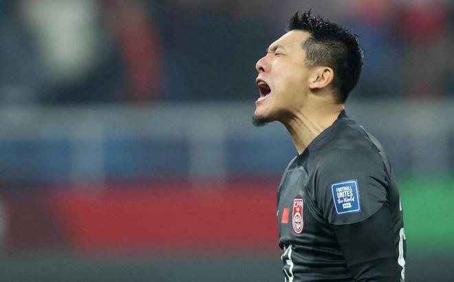 后卫因红牌遭遇停赛，球队士气受挫