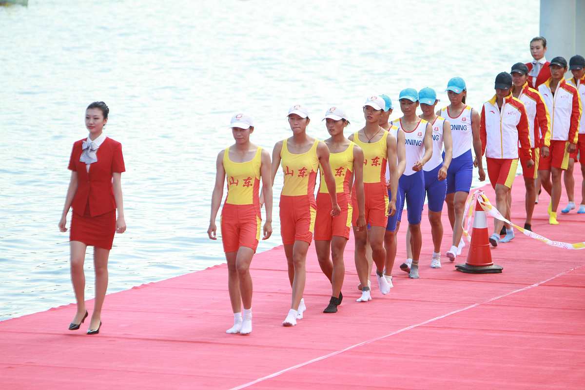 队员们在比赛中全力以赴展现团队合作精神