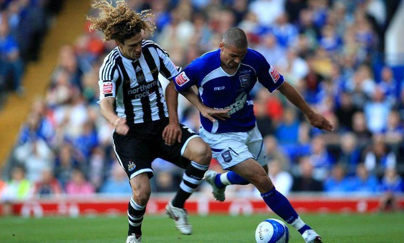 紧咬比分：较量激烈一触即发胜负难断的简单介绍