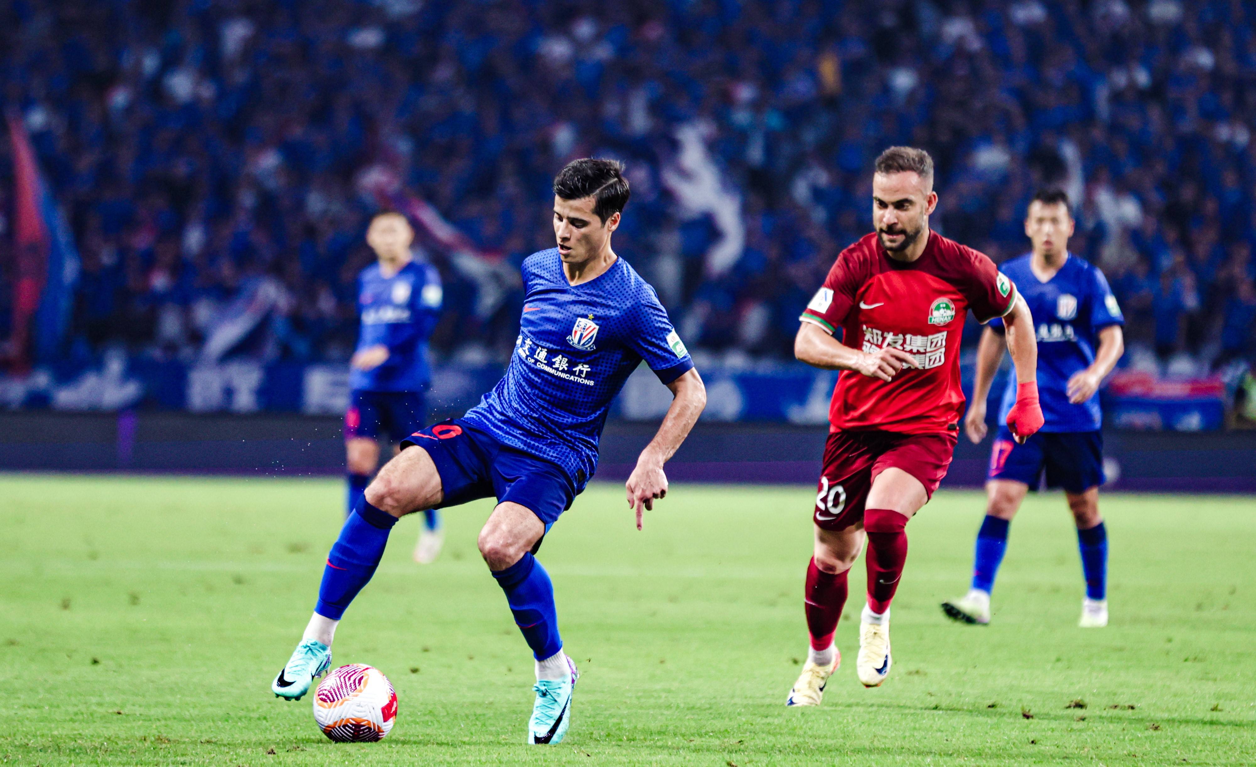 首尔申花足球俱乐部球员准备在比赛中全力以赴的简单介绍