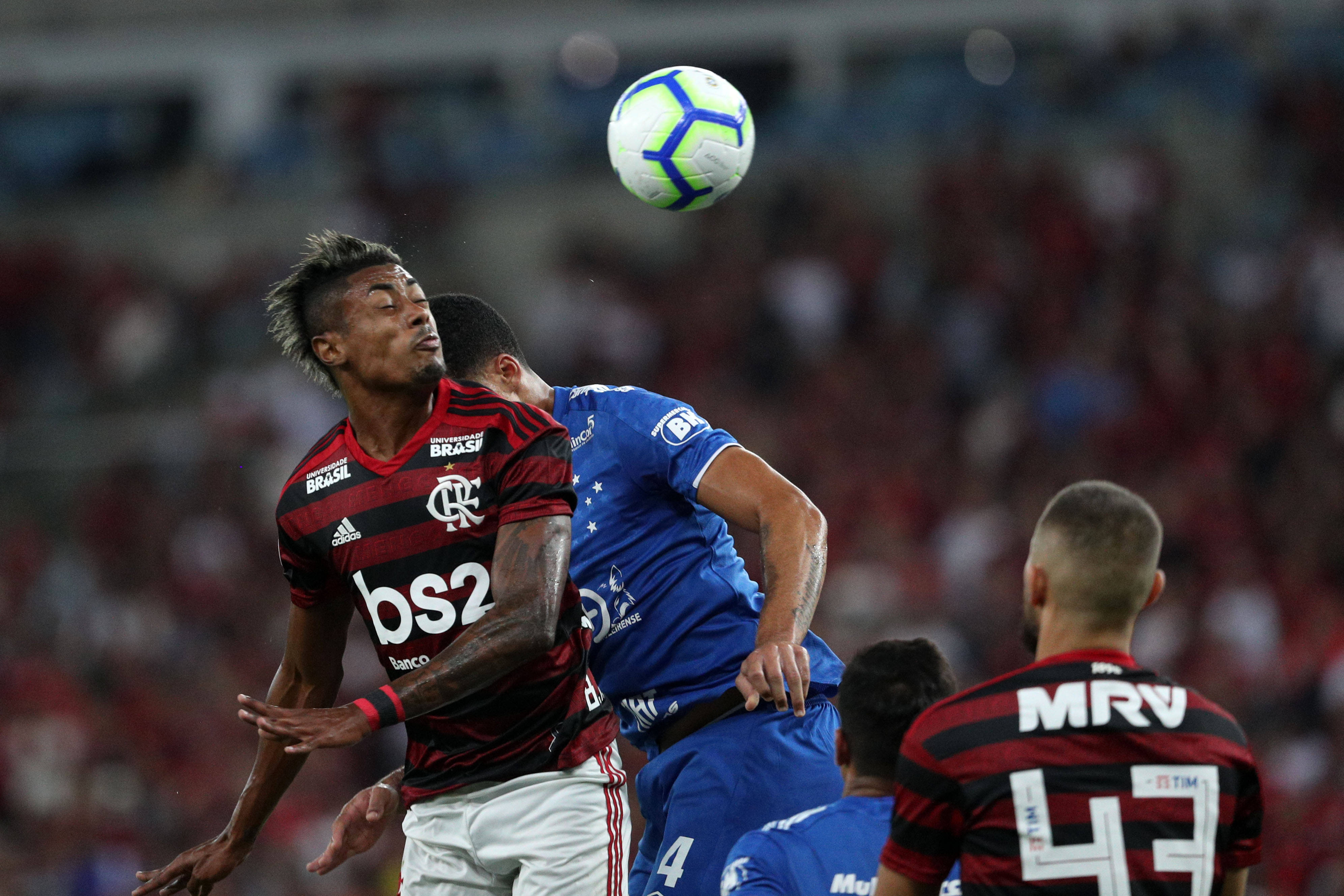 突发事件在足坛比赛中引起轰动，成为热门话题