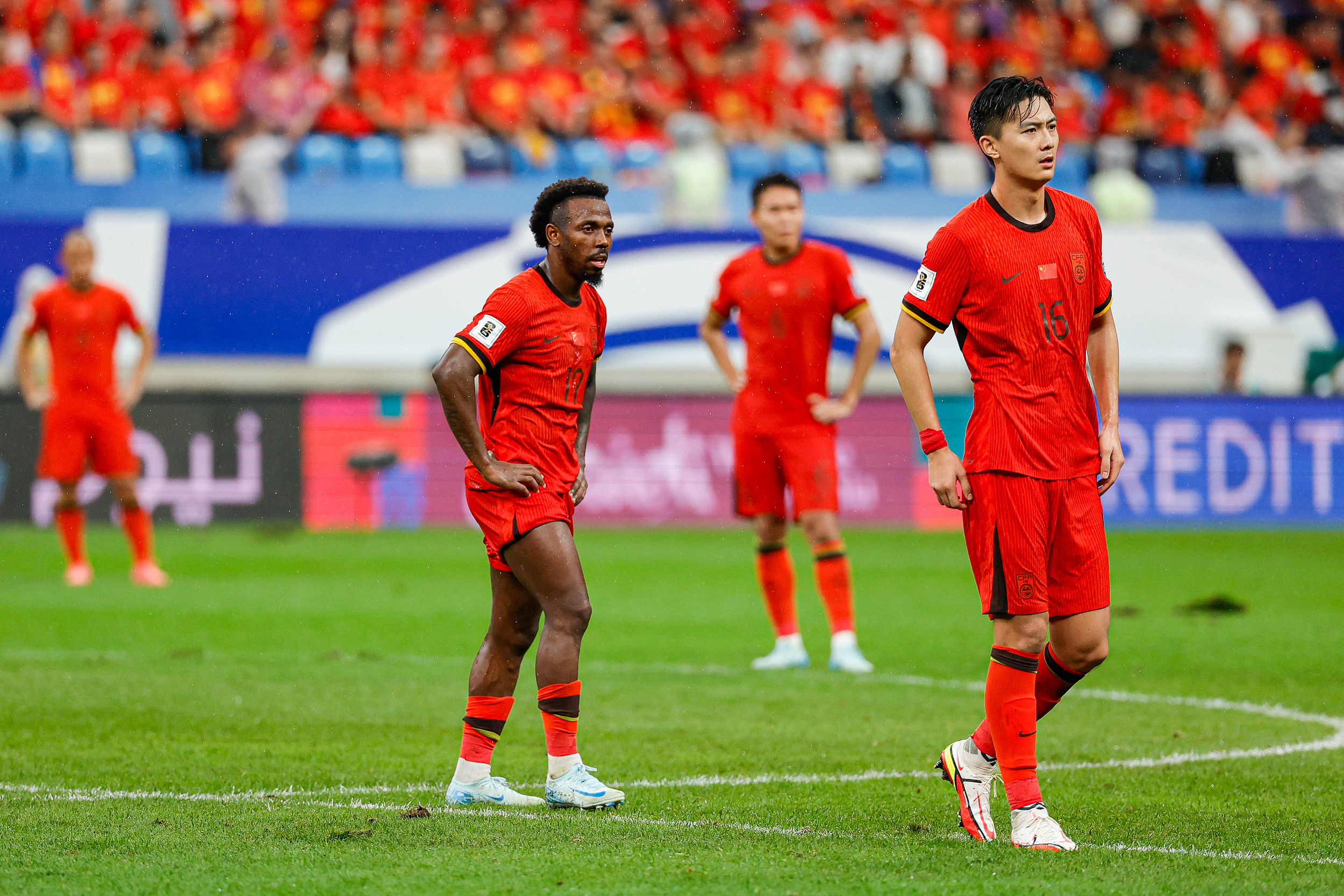 九游体育APP下载-国足备战世预赛，教练组展现默契合作