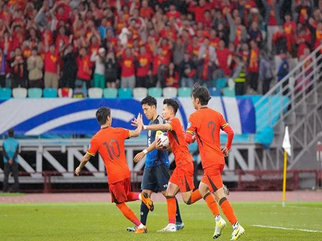 国足备战世预赛,教练组展现默契合作 国足备战世预赛,教练组展现默契合作