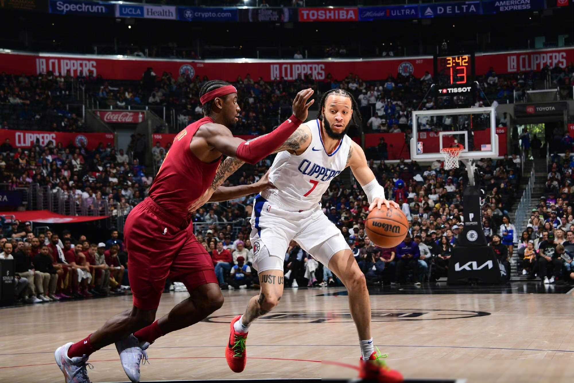 包含快船队在主场以巨大优势分战胜活塞队的词条 包含快船队在主场以巨大优势分战胜活塞队的词条