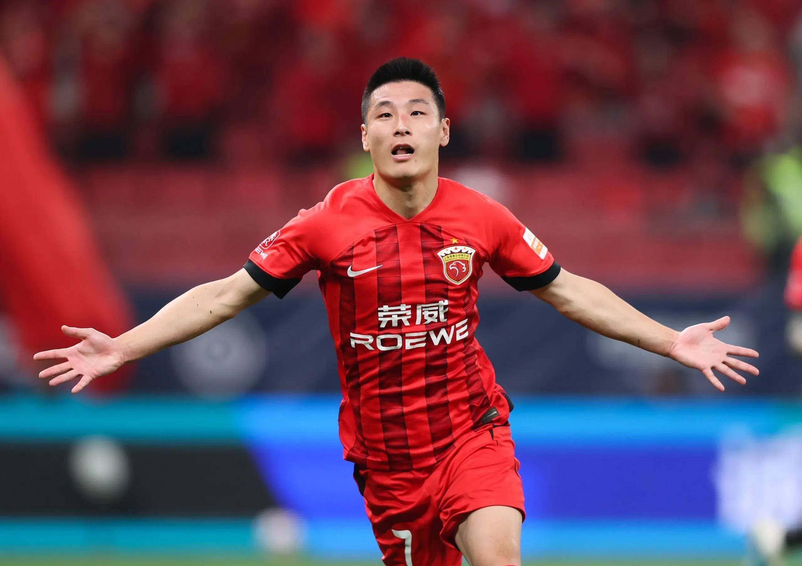 包含顶级足球大赛激情迸发，国内球员斗志昂扬的词条