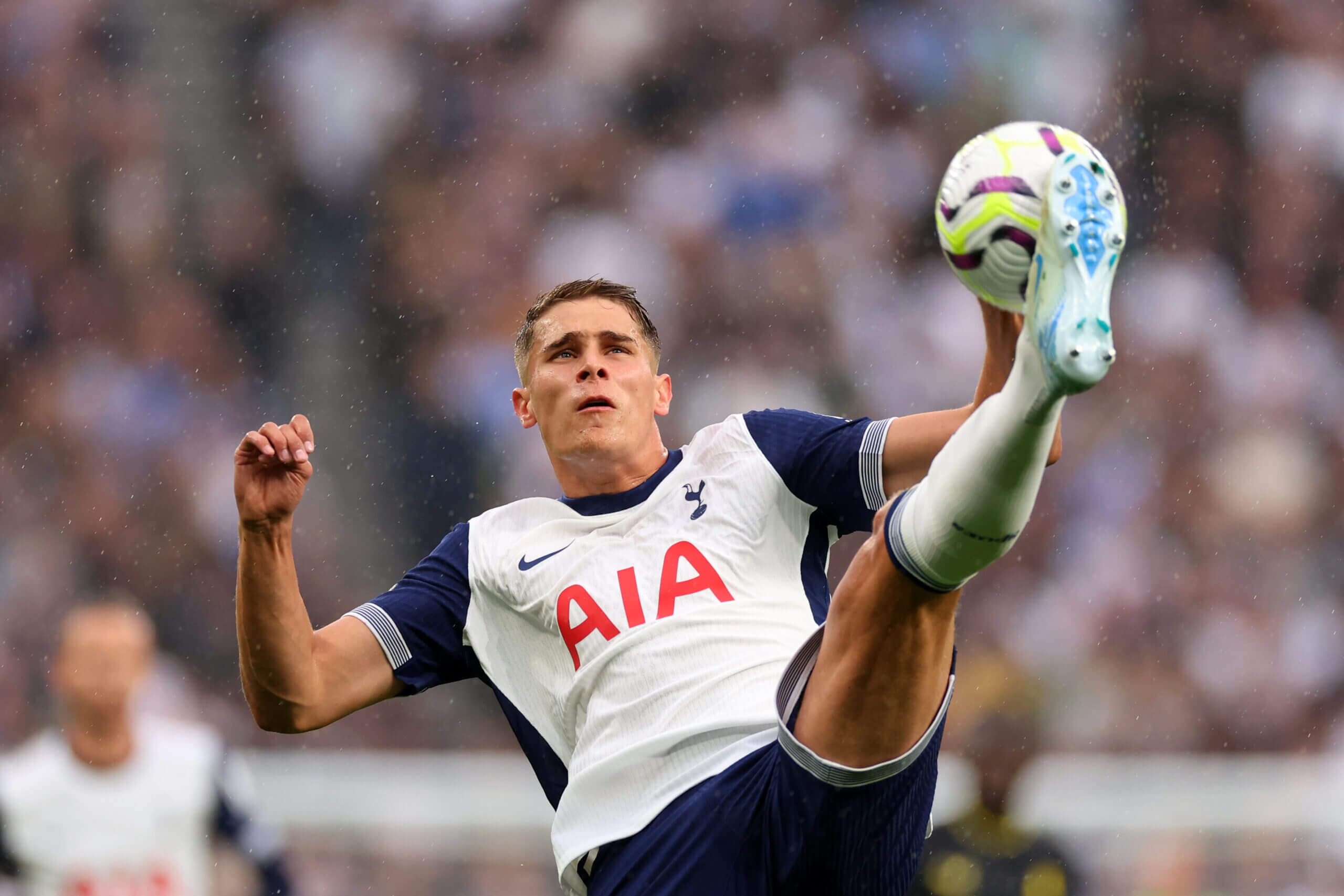 阿贾克斯主场完胜热刺，小组出线在望的简单介绍