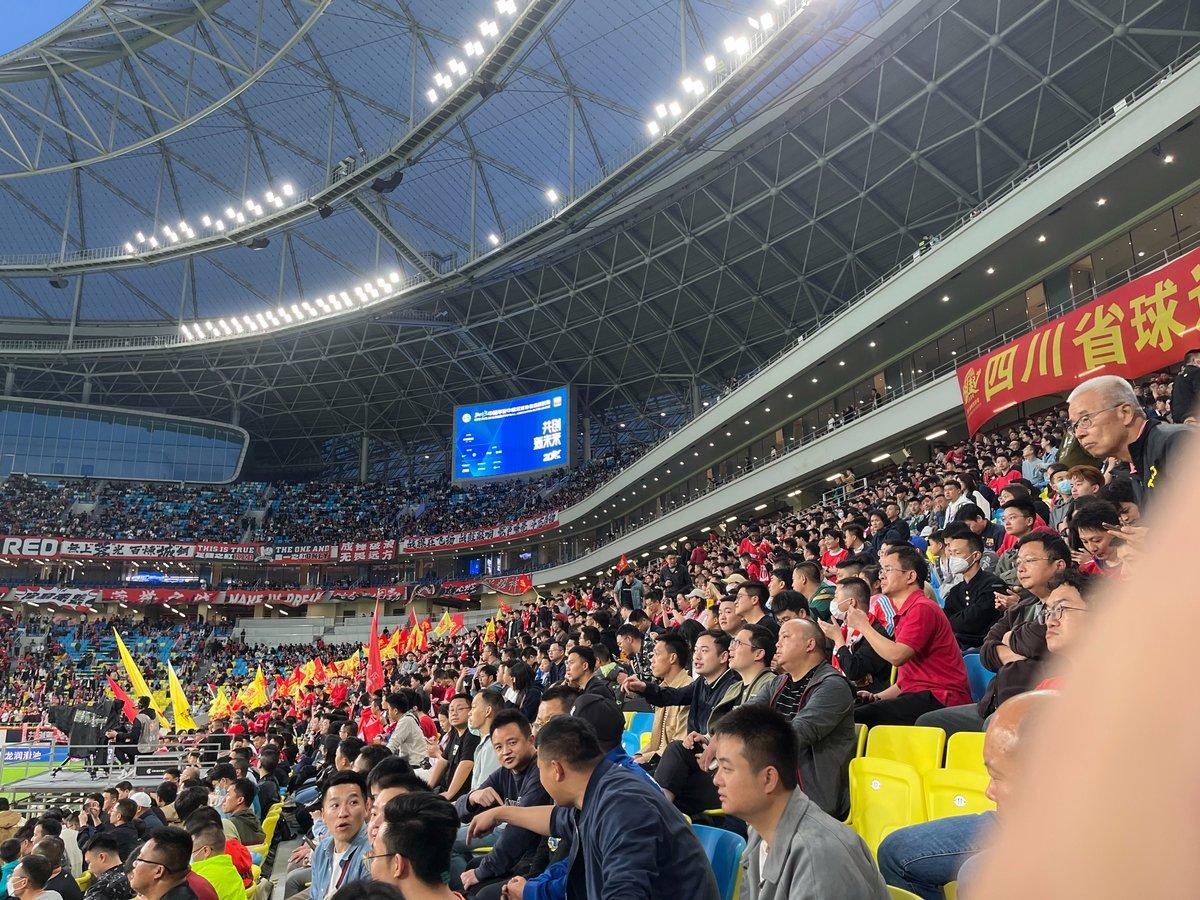 九游娱乐-无限热情支持足球比赛，球迷助威场面壮观热烈的简单介绍