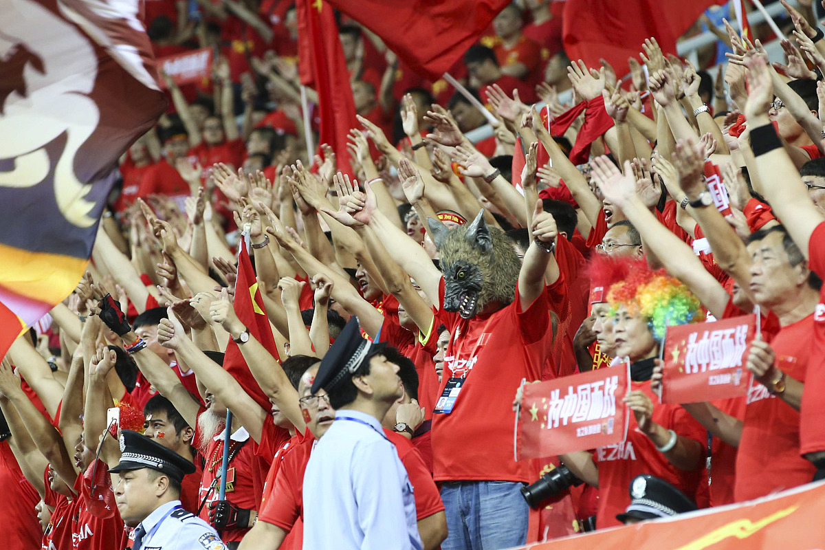 无限热情支持足球比赛，球迷助威场面壮观热烈的简单介绍