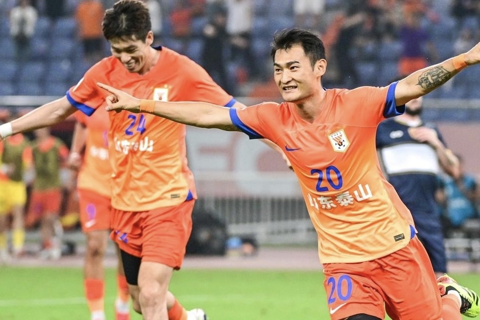 紧张的比赛中，球员们展现出非凡的拼搏精神！