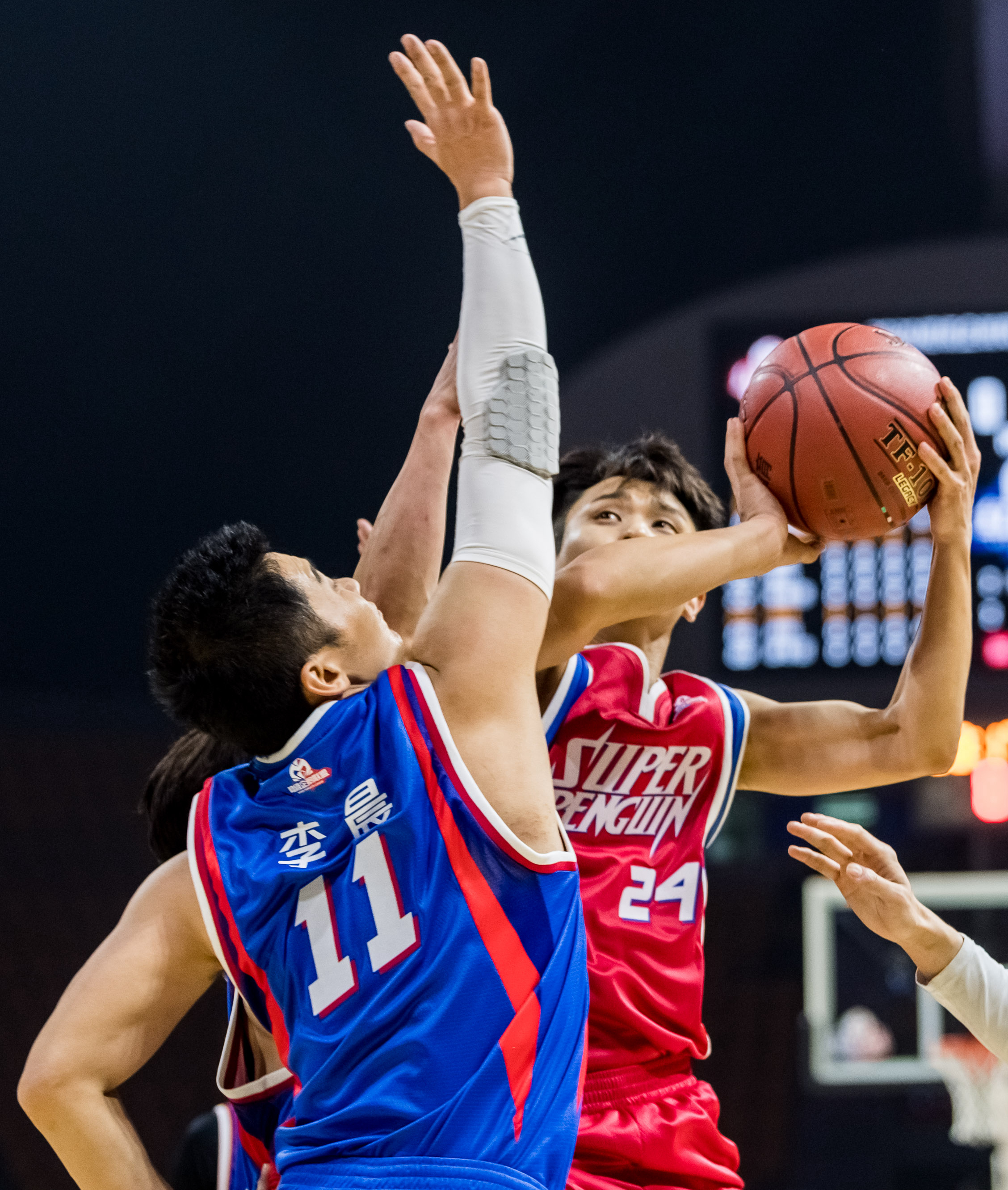 九游娱乐-激烈对抗，谁将成为场上英雄