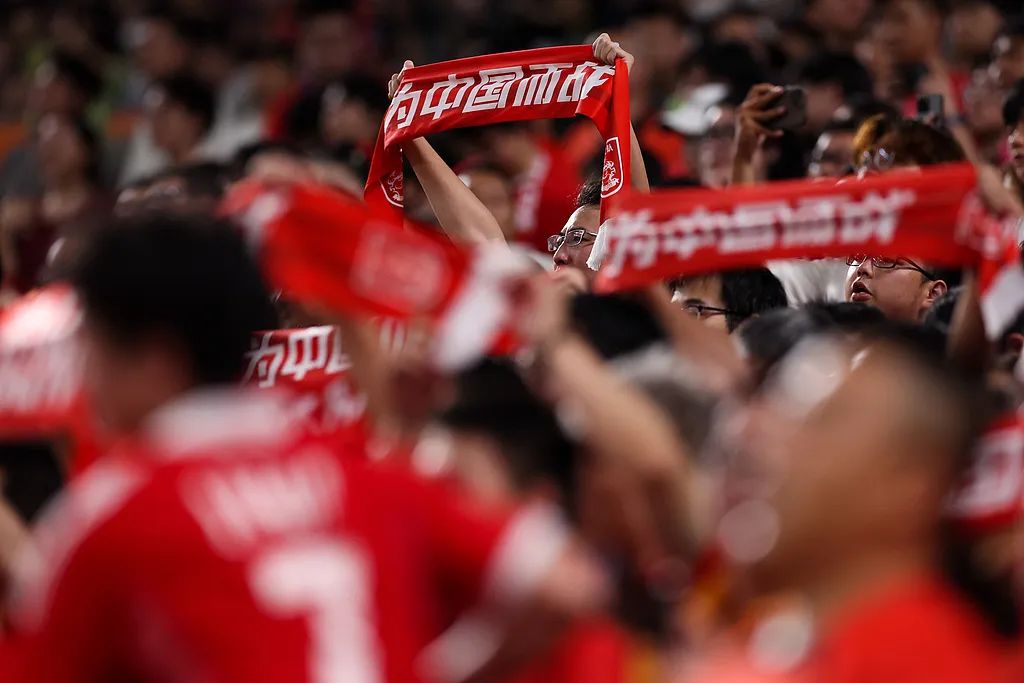 九游游戏-场边球迷呐喊助威的热情不减