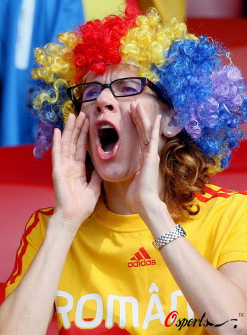 场边球迷呐喊助威的热情不减