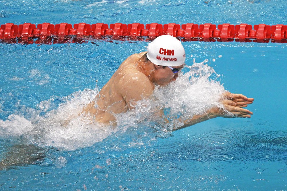 九游体育-游泳男将冲刺决赛，争夺头名