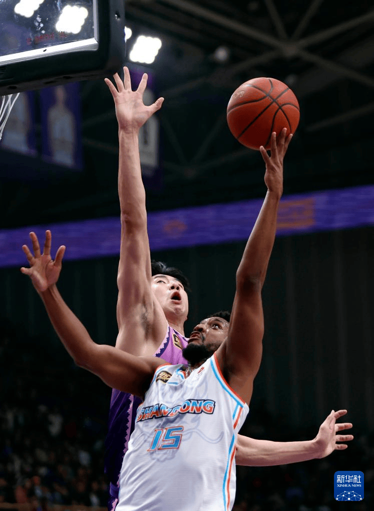 九游体育直播-山东男篮击败重庆保持领先优势