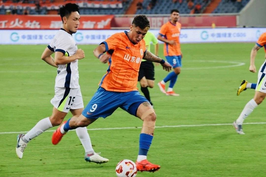 九游体育直播-包含球队阵容调整引争议，球迷热议备战策略的词条