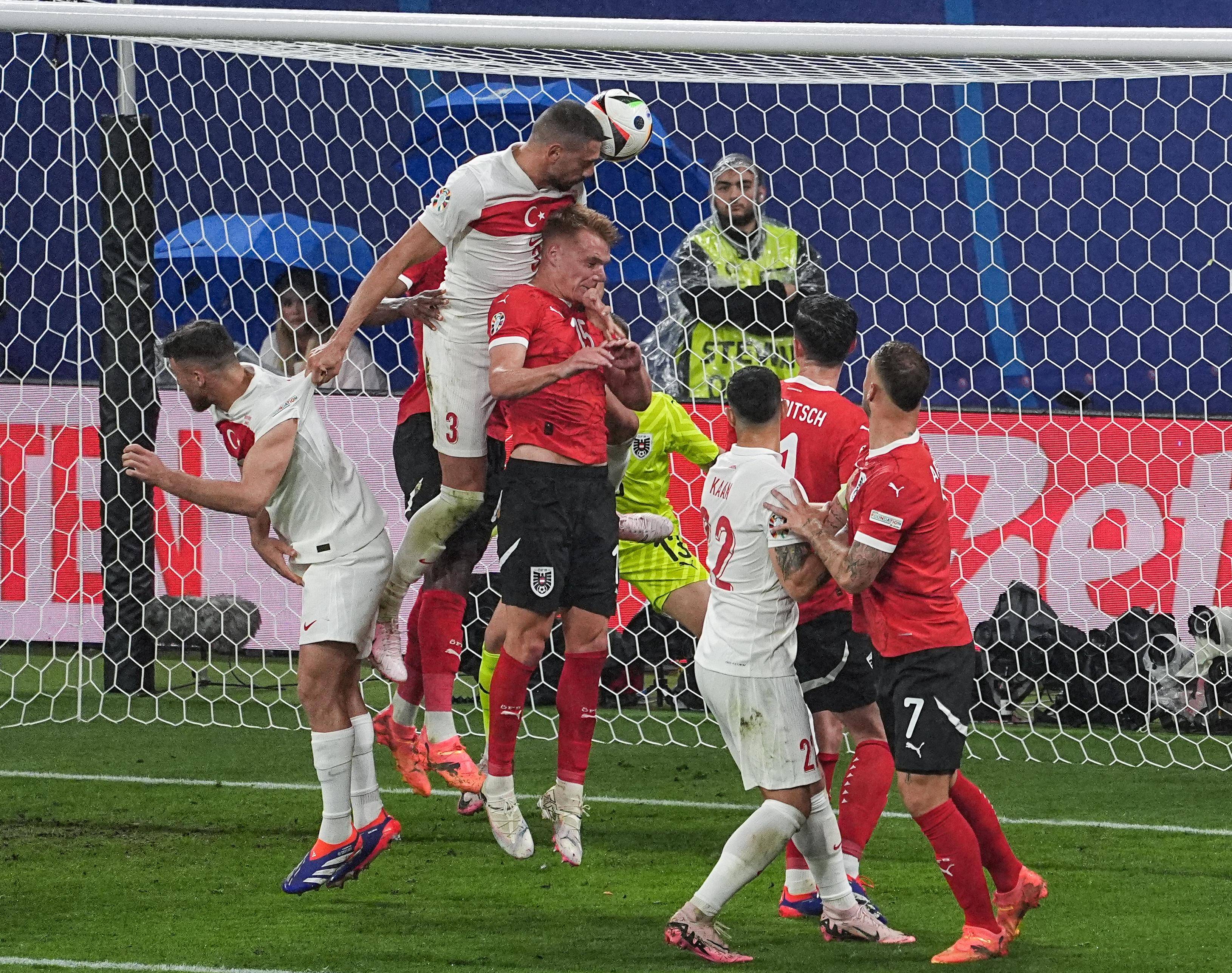 欧洲杯女子足球赛进入决赛阶段