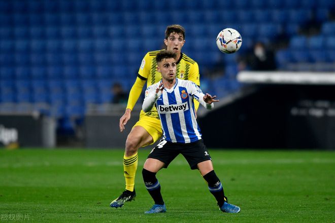 包含阿尔梅里亚年轻前锋莫雷诺再现神勇表现的词条