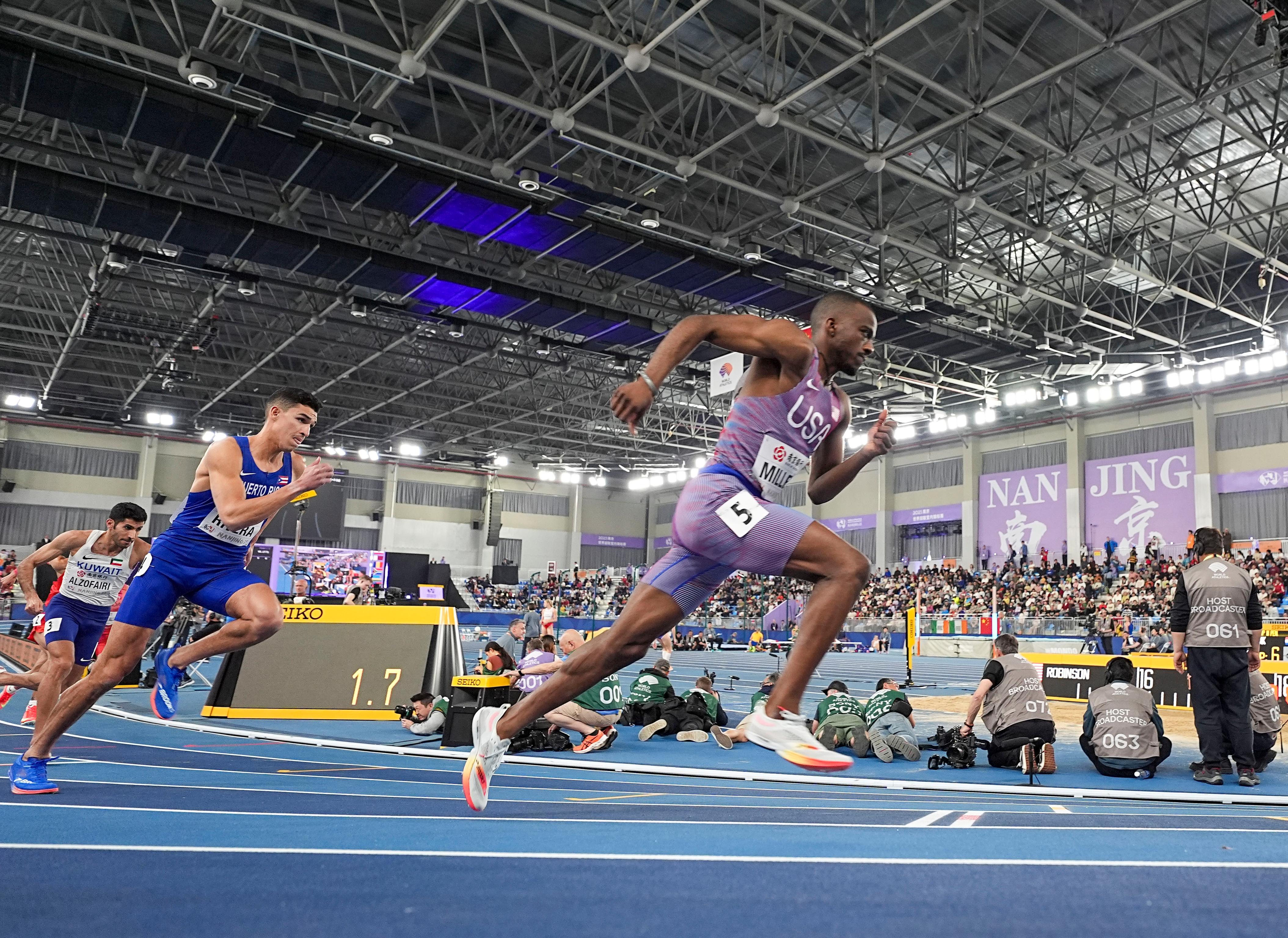 运动员激战赛场，赛事纷呈多彩