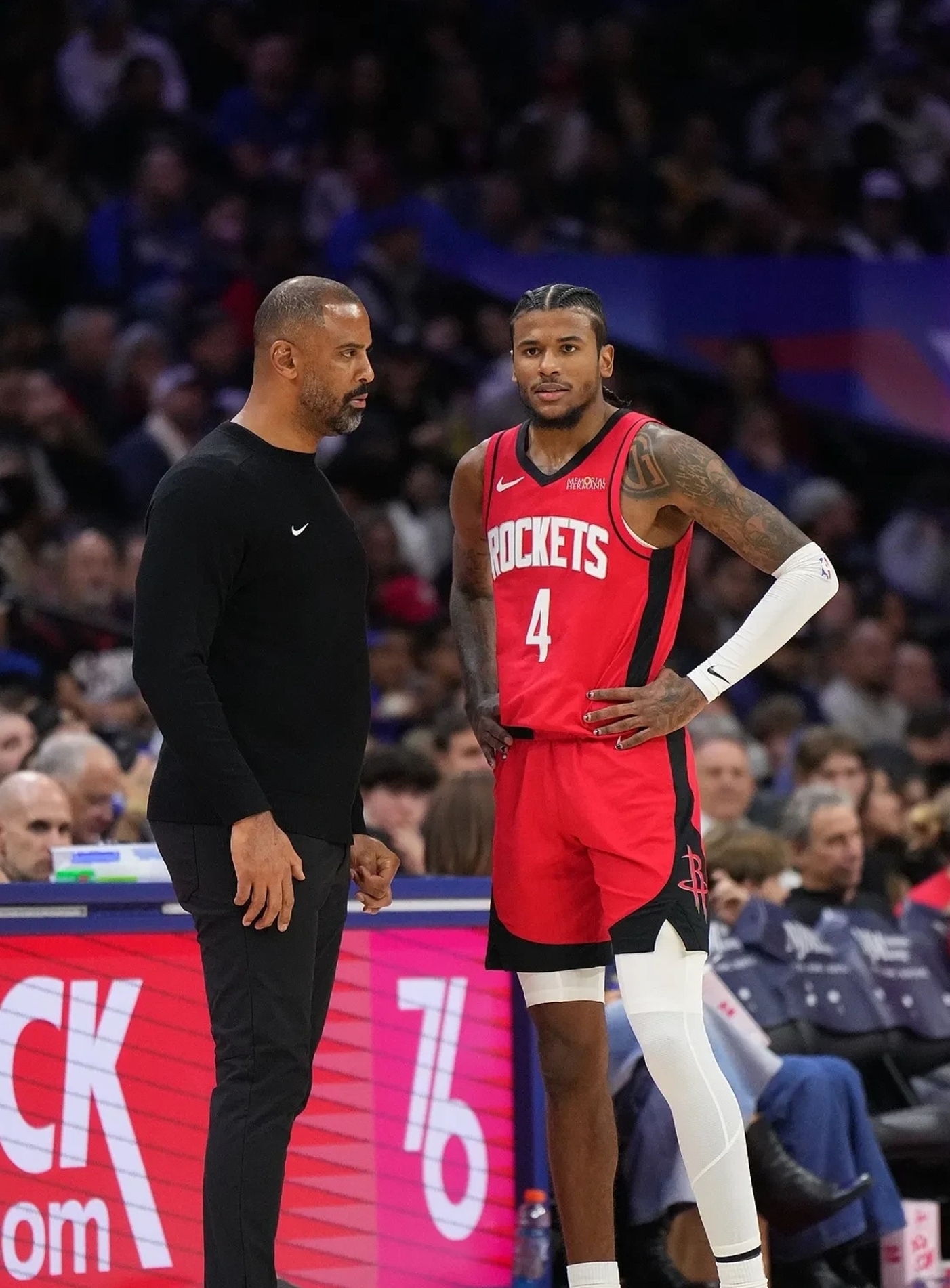 包含火箭再胜开拓者，保罗炒翻对手的词条