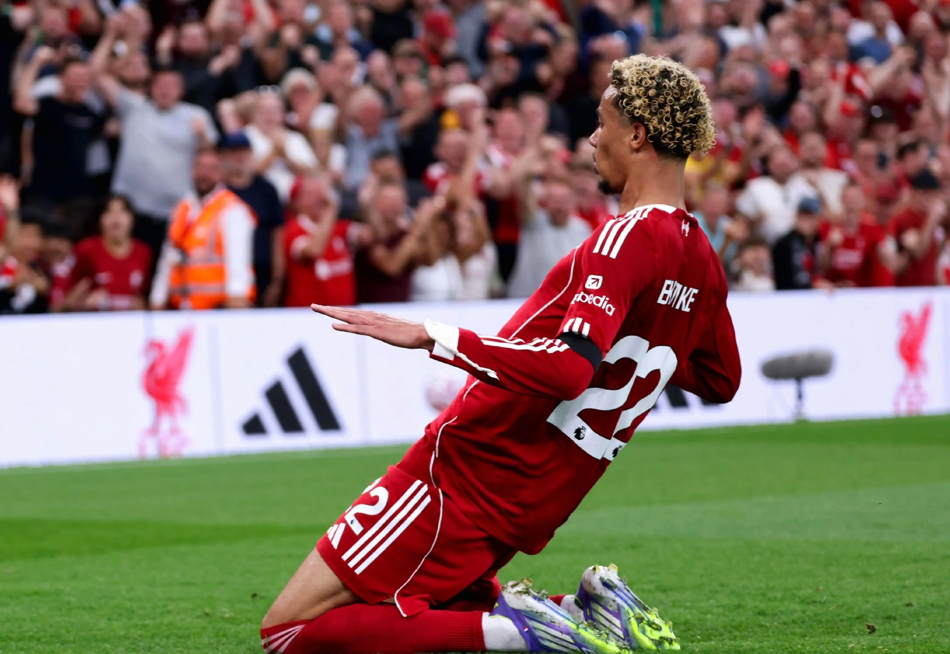 利物浦后防大将受伤,球队面临阵容调整 利物浦后防大将受伤,球队面临阵容调整