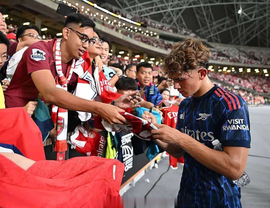 包含国际顶级赛事比拼，足球运动员层出不穷展现出色表现的词条