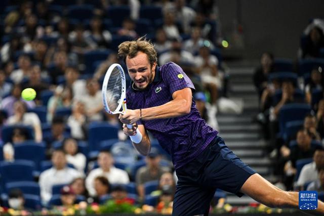 九游体育APP下载-包含英国网球队强势意大利网球队，梅德韦杰夫送出助攻的词条