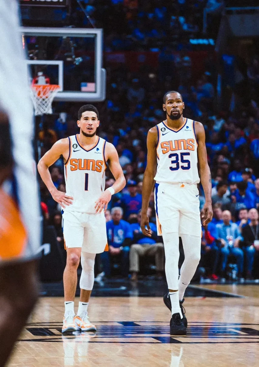 九游官网-马刺逆转国王，布克带队取胜