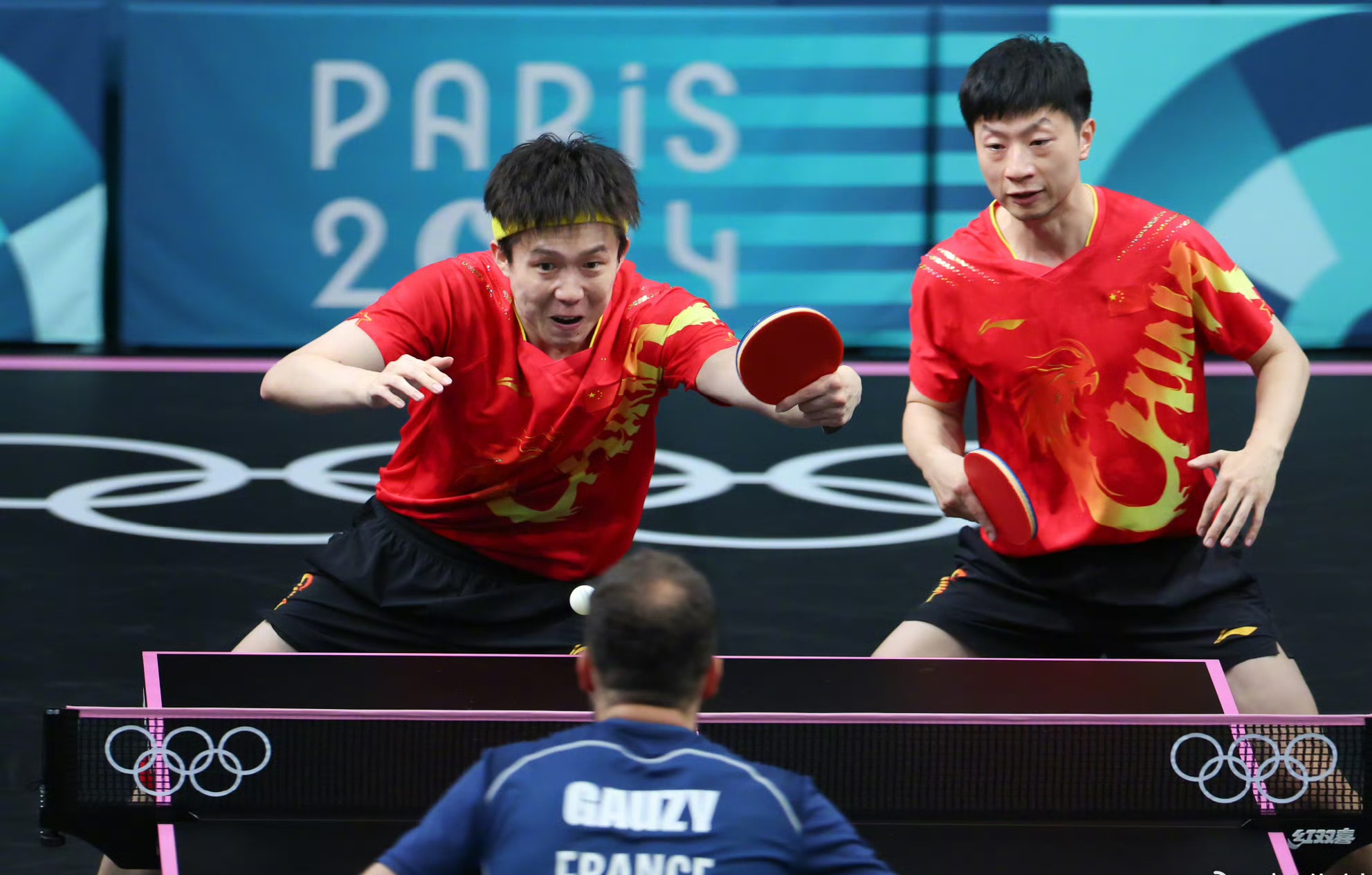 中国队翻盘法国队,梁靖崑惊艳四座 中国队翻盘法国队,梁靖崑惊艳四座