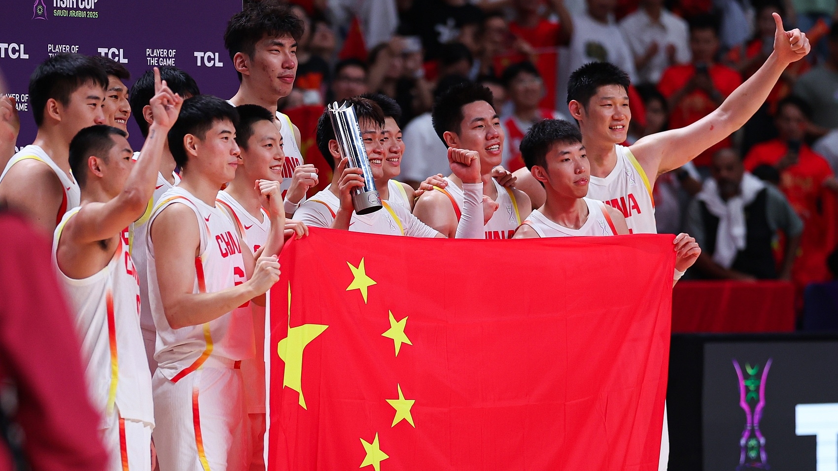 篮球赛场热火朝天，球队实力展现无比